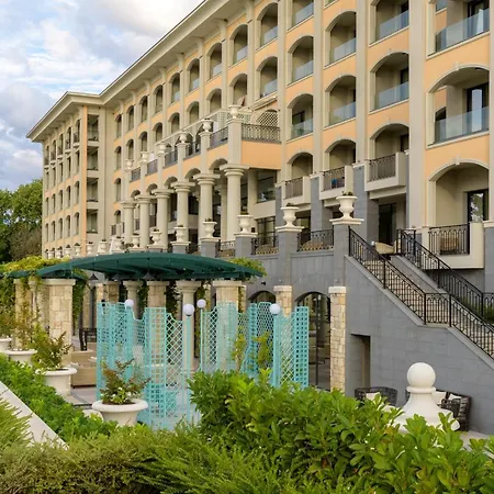 Astor Garden מלון