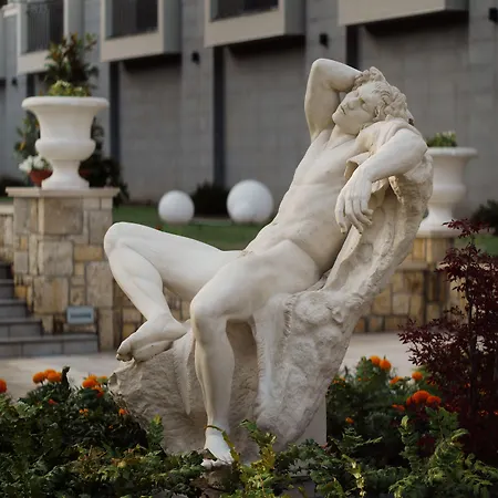 Astor Garden Hotel 5*